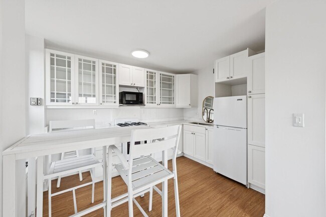 Primary Photo - Renovated Studio w/ Private Balcony Glover...