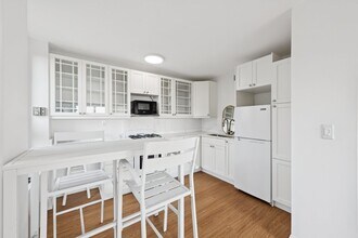 Building Photo - Renovated Studio w/ Private Balcony Glover...