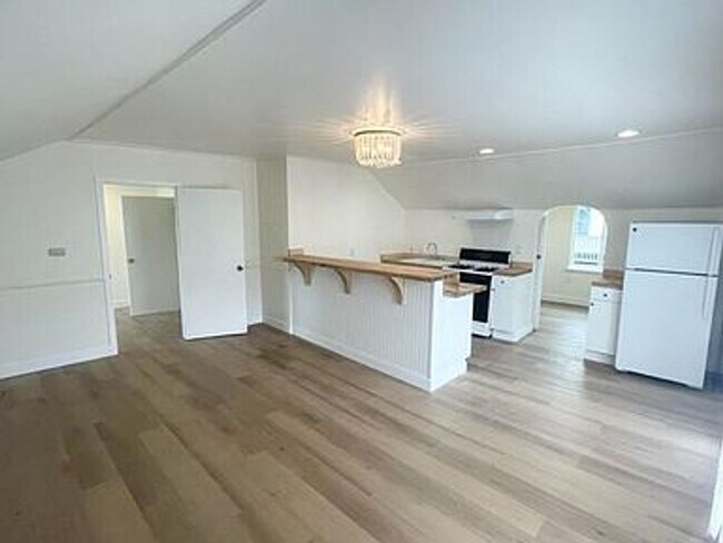 Building Photo - Upstairs 2 Bedroom Apartment with Extra St...