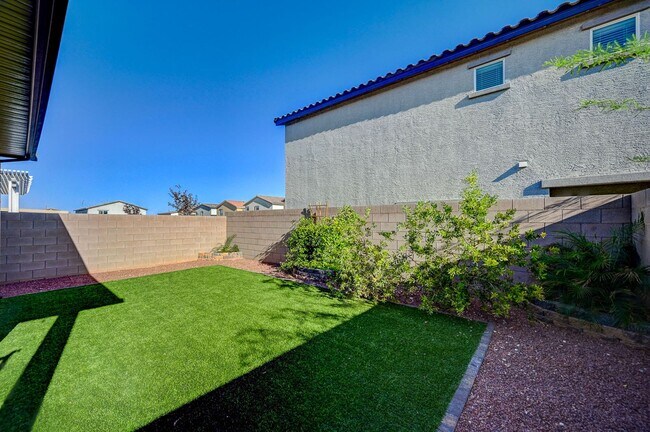 Building Photo - Spacious 4 Bedroom Home!