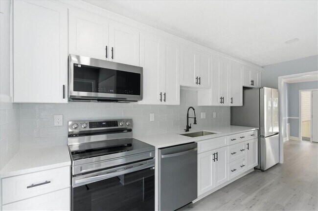 Building Photo - 2696 Greentree Dr SE