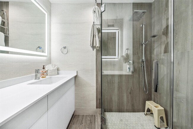 Building Photo - 2523 Castilla Isle