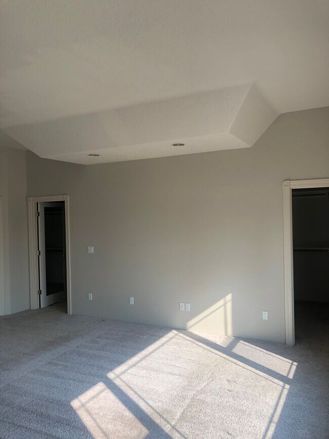 Building Photo - Spacious Redmond Estate on 14 Acres – 4,300+ Sq Ft, Pastures, 4-Car Garage