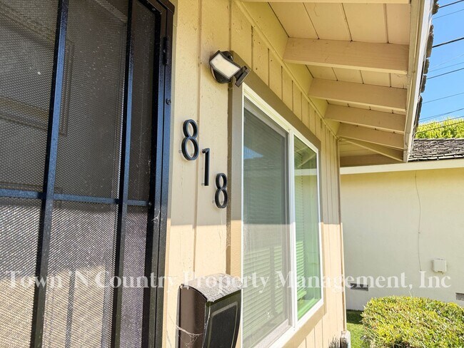 Building Photo - 818-820 University Ave.