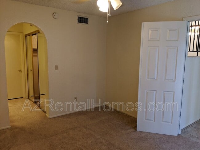 Building Photo - 609 E Mesquite Cir