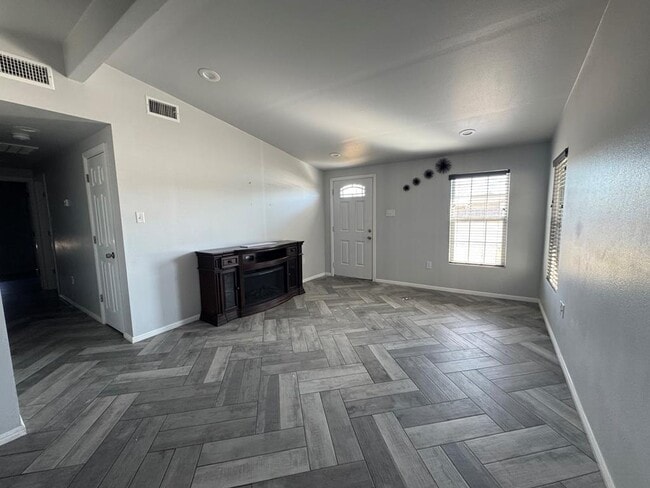 Building Photo - 2700 Cumberland Rd