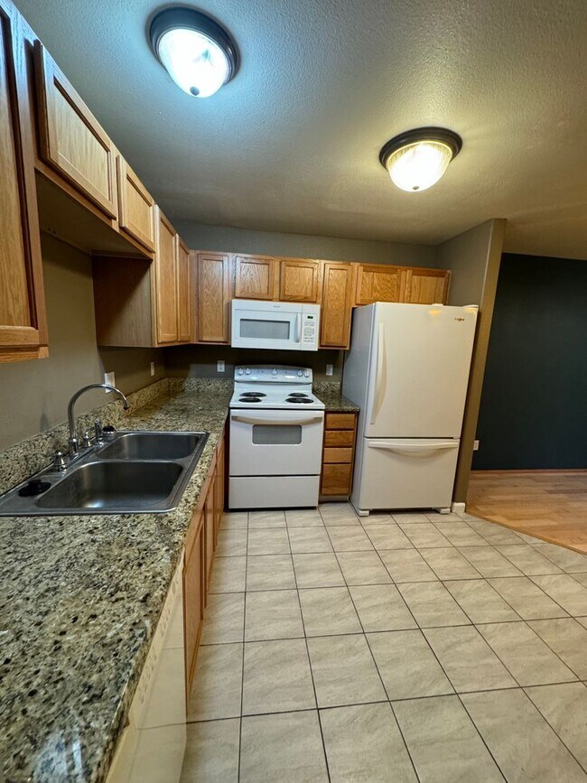 Building Photo - 3 bedroom 2 1/2 bath two story in Nice Ros...