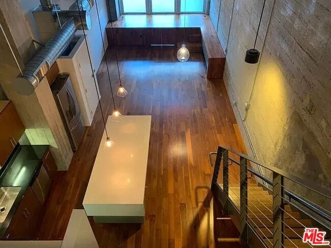 Building Photo - 530 S Hewitt St