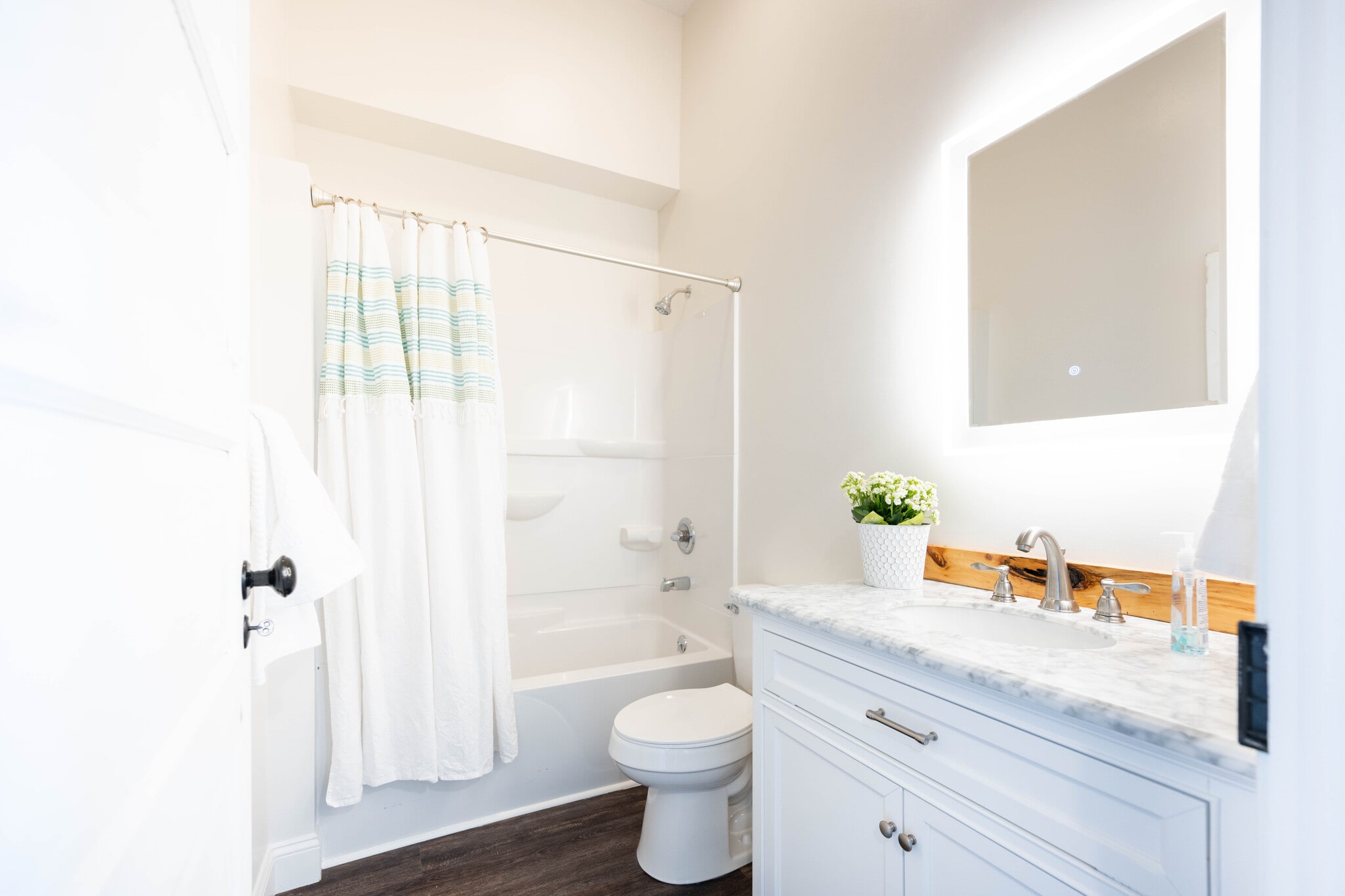 Unit has a bathtub - 105 N Main St