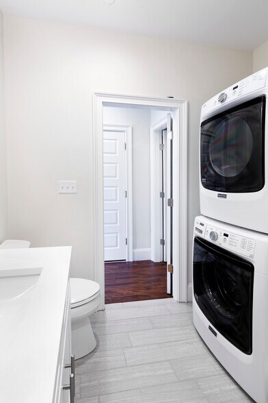 Building Photo - 1904 Washington St