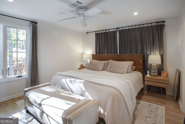 Building Photo - 8885 Bay Dr