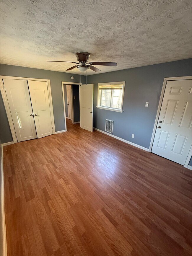 Building Photo - 293 W Waldorf Ave