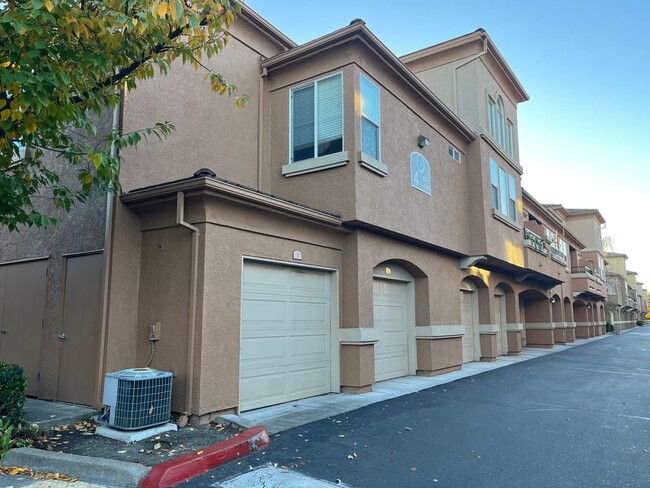Building Photo - Spacious 2 bed 2 bath condo available in N...