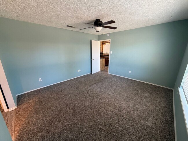 Building Photo - 3 BED/2 BATH/2 CAR GARAGE: AVAILABLE NOW!!