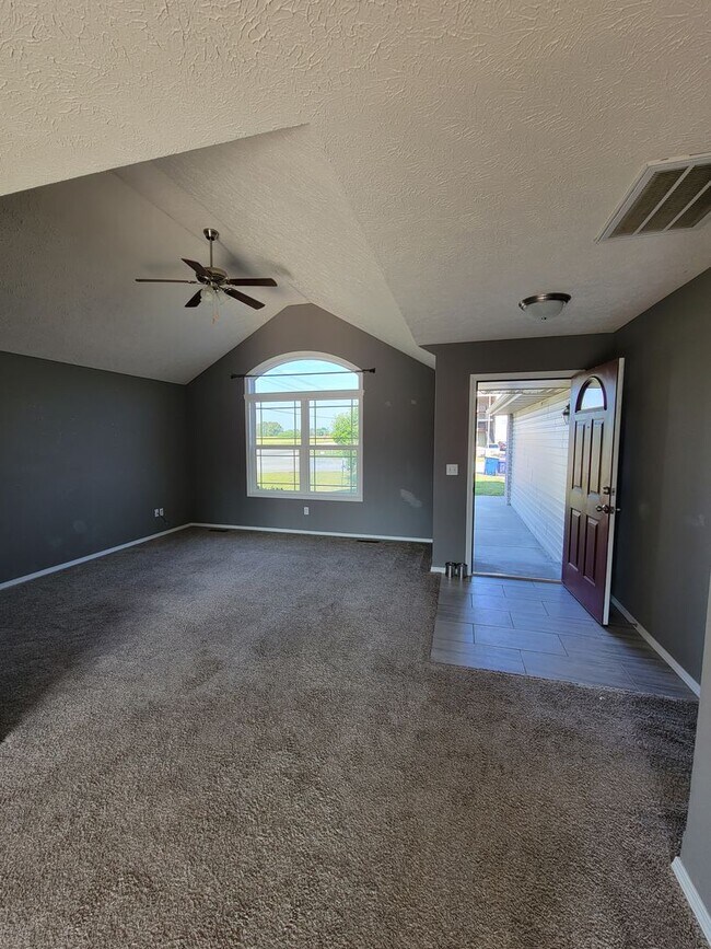 Building Photo - Beautiful & Spacious 3 Bedroom, 2 Bathroom...