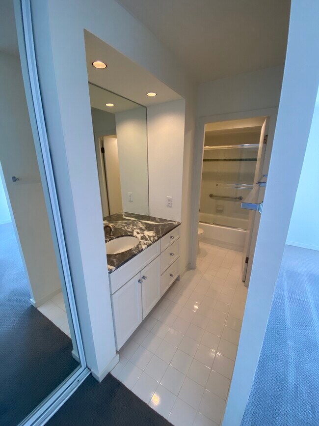 Master bedoom bathroom - 2040 Franklin St