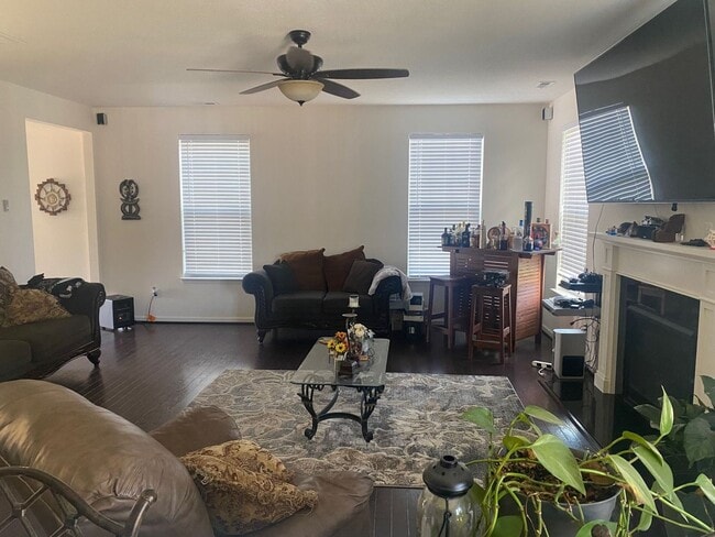 Building Photo - Welcome home to this beautiful 4-bedroom h...
