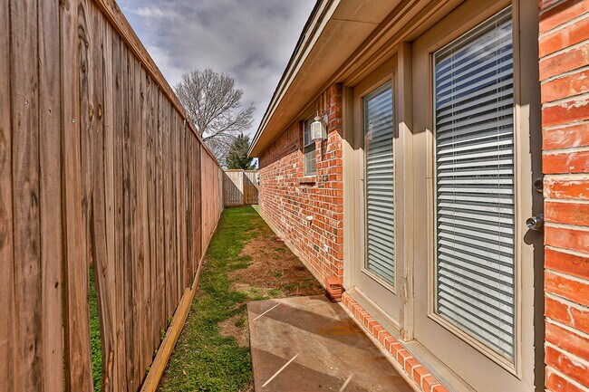 Building Photo - Wonderful Duplex in Southwest Lubbock!