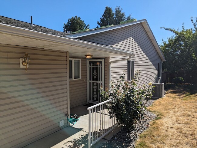 Building Photo - Beautiful Condo in Quiet Neighborhood - Small Pet Allowed