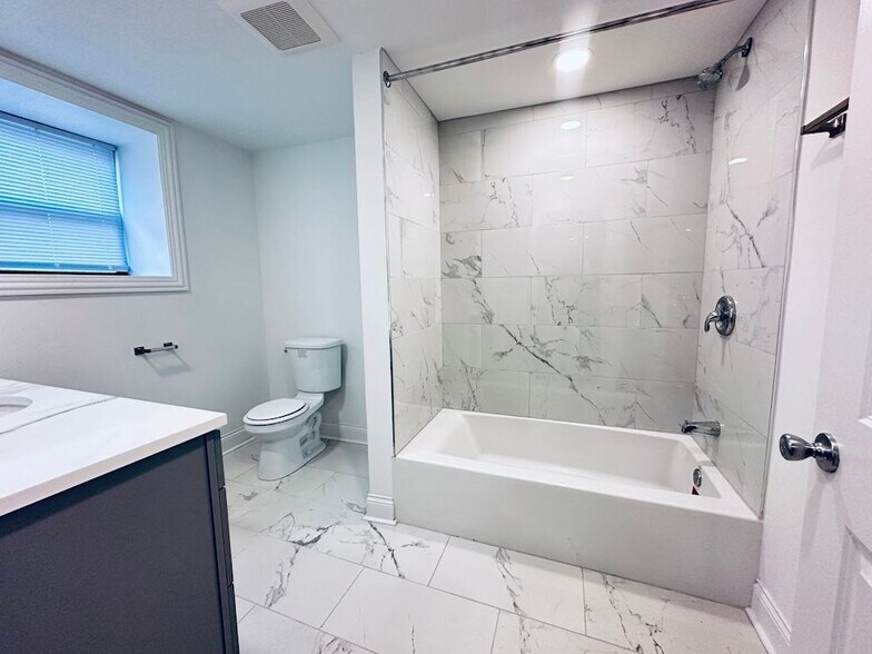 Building Photo - 901 W Agatite Ave