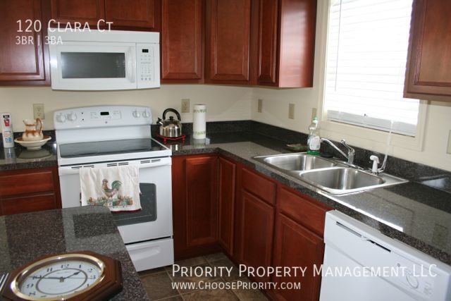 Building Photo - 120 Clara Ct