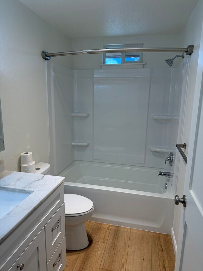 Building Photo - Updated 3 bedroom 1 bath duplex in Junction City!