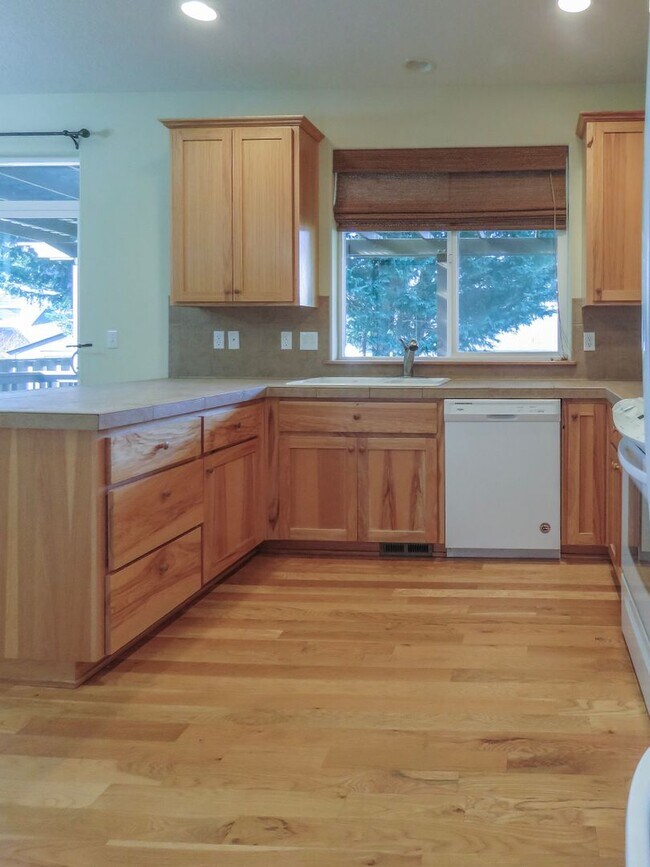 Building Photo - Master on Main- 3 Bedroom Plus 3 Bath Home...