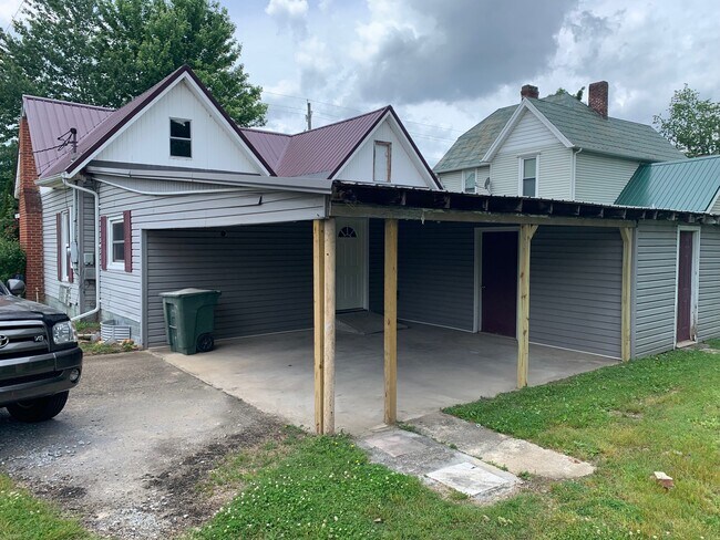 Back porch/covered parking - 222 S Sycamore St