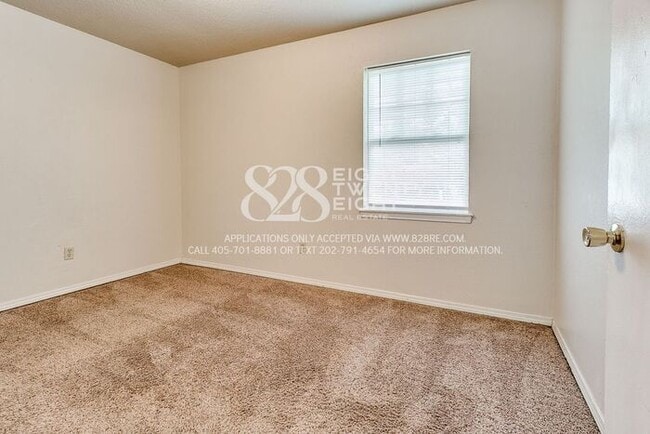 Building Photo - 3 Bedroom/1 Bath Single Family Home Just M...