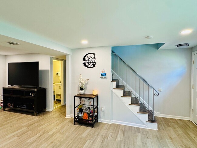 Building Photo - BEAUTIFULLY UPDATED HOME - WOODBRIDGE