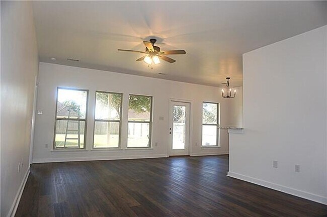 Building Photo - 3 Bedroom, 2 Bath Home
