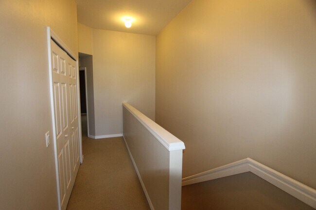 Building Photo - 1056 Hampton Cir