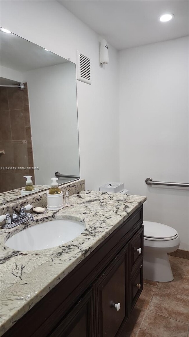 Building Photo - 200 Lakeview Dr