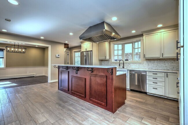 Building Photo - 1591 Huntington Turnpike