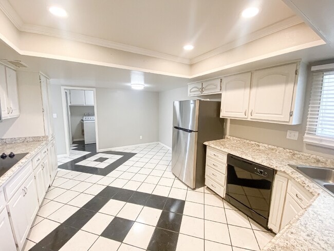 Building Photo - 1519 E Laguna Dr