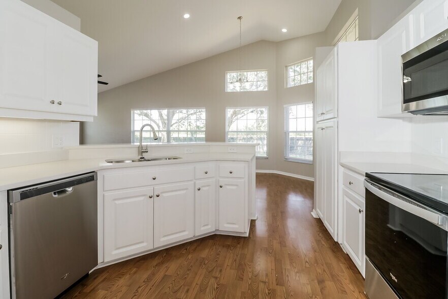 Building Photo - 3157 Oakpark Dr