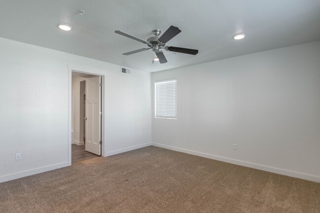 Building Photo - Up to $1000 Off First Month! Modern 3rd-St...