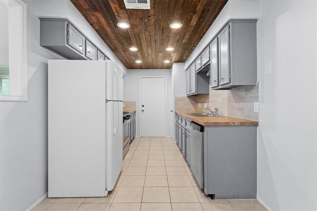 Building Photo - 618 Rollingway Dr