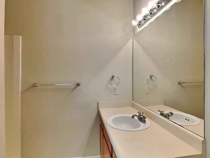 Building Photo - 320 Lake Royale Pl