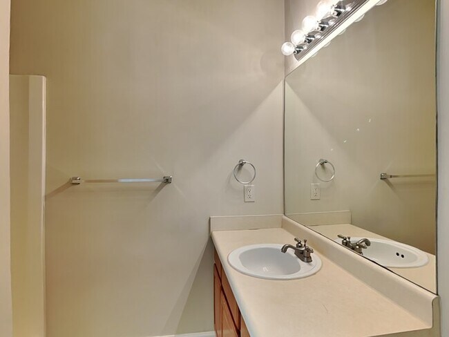 Building Photo - Charming 3 Bedroom 2.5 Bath Located in Riv...