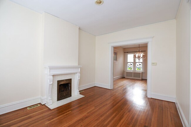 Building Photo - -- AVAILABLE 05/26/2026 -- MUSEUM DISTRICT CHARMER! 2 CAR GARAGE