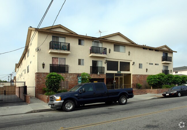 Primary Photo - Crestmoor Apartments