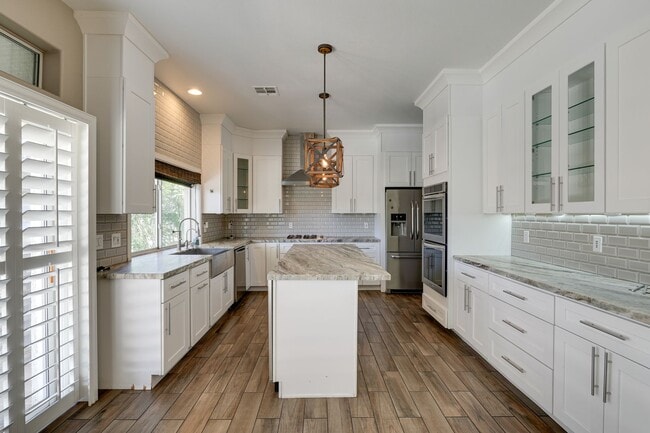 Building Photo - Luxurious 4 bd 3.5 bth Henderson Home in G...