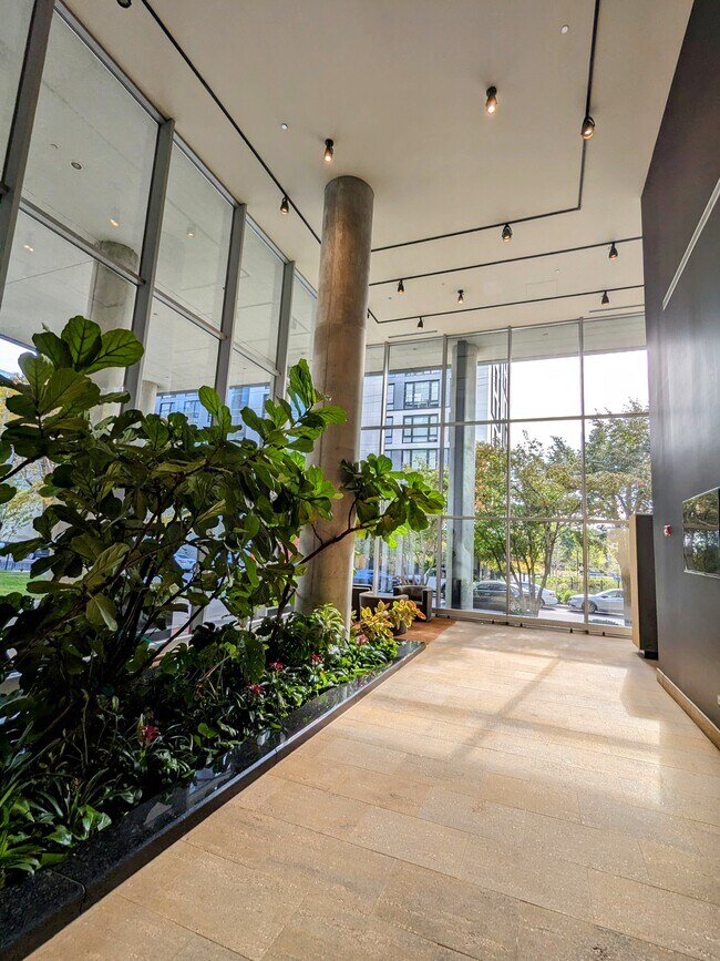 Building Photo - 860 W Blackhawk St