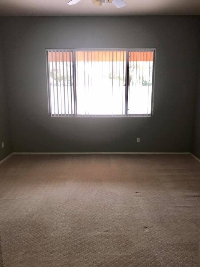 Building Photo - 3-bedroom in gated community w/community pool