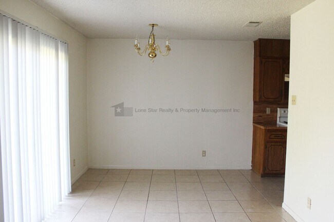 Building Photo - 1704 Bundrant Dr