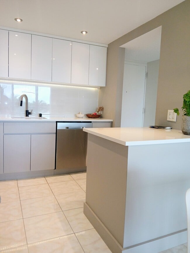 Building Photo - 1830 Embassy Dr