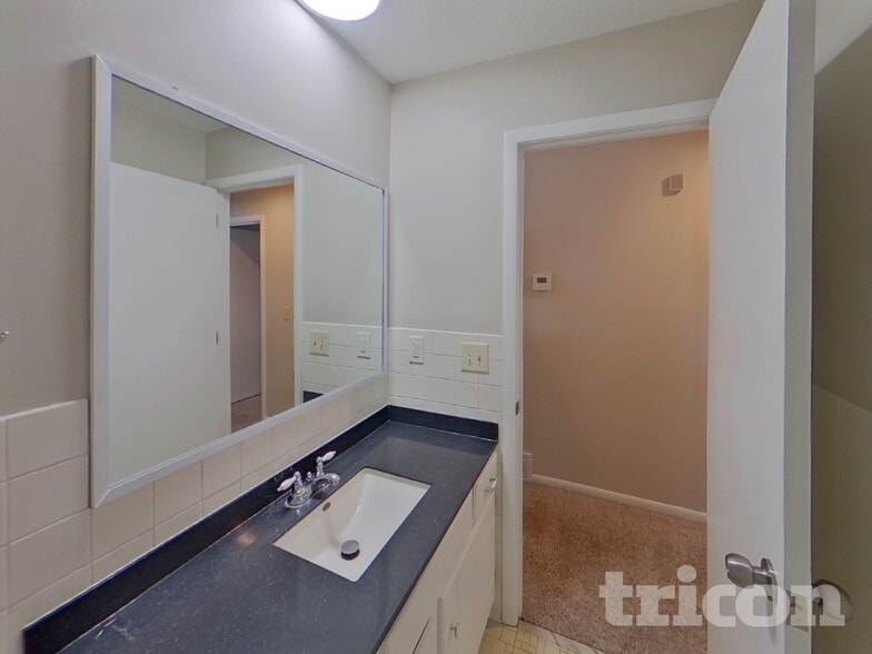 Building Photo - 13101 Thomas Ave