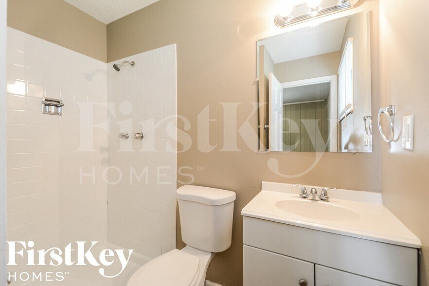 Building Photo - 6176 Silver Fox Dr