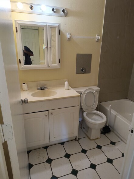 COMMON BATHROOM - 399 SE Oakridge Dr